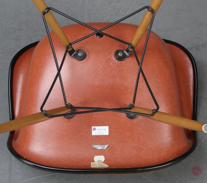 Vitra DAX Fiberglas Armchair Orange mit Eiffel Gestell gebraucht