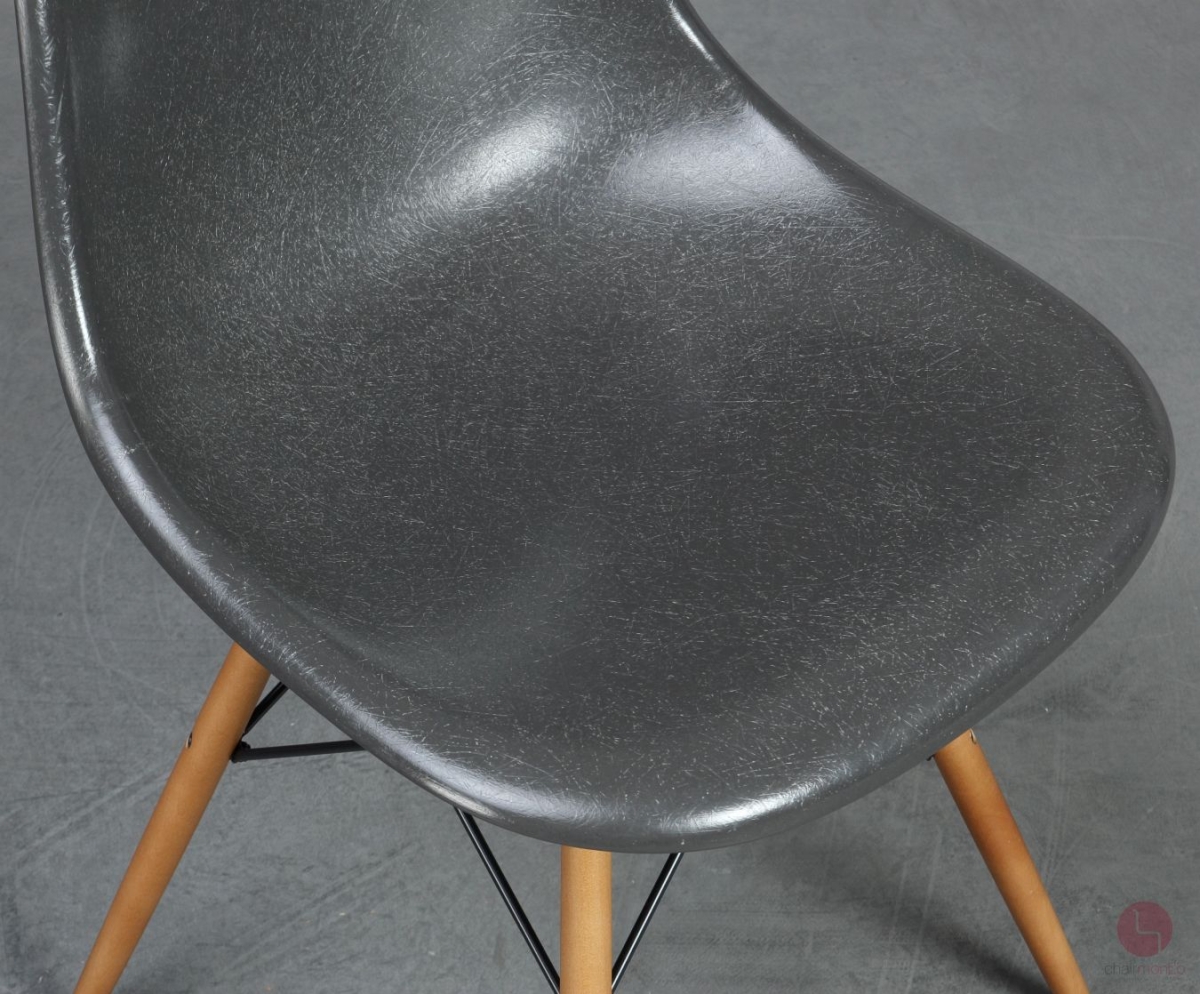 Vitra Fiberglas Side Chair in Elephant Grey mit Ahorn Gestell gebraucht