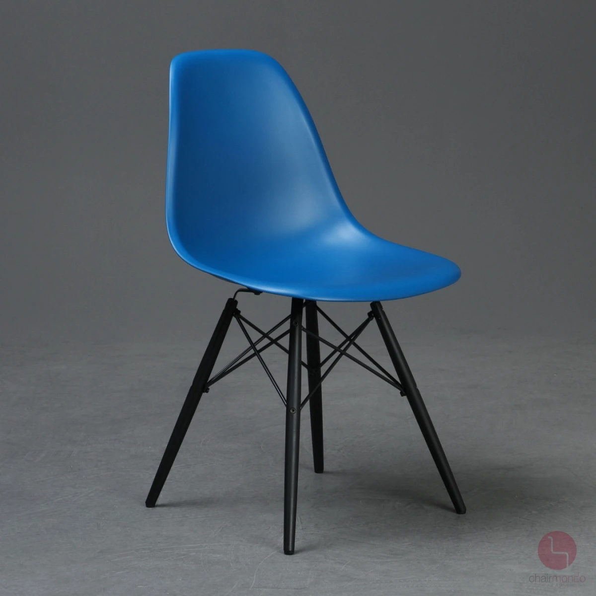 Vitra Side Chair DSW in Blau mit schwarzem Ahorn Gestell gebraucht