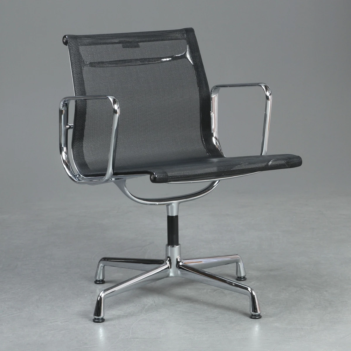 Vitra EA 108 Aluminium Chair Netz Schwarz gebraucht