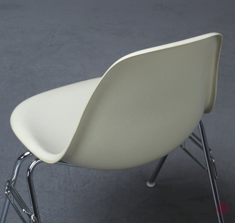 Preview: Vitra Eames Side Chair Beige Fiberglas DSS Stacking Base gebraucht