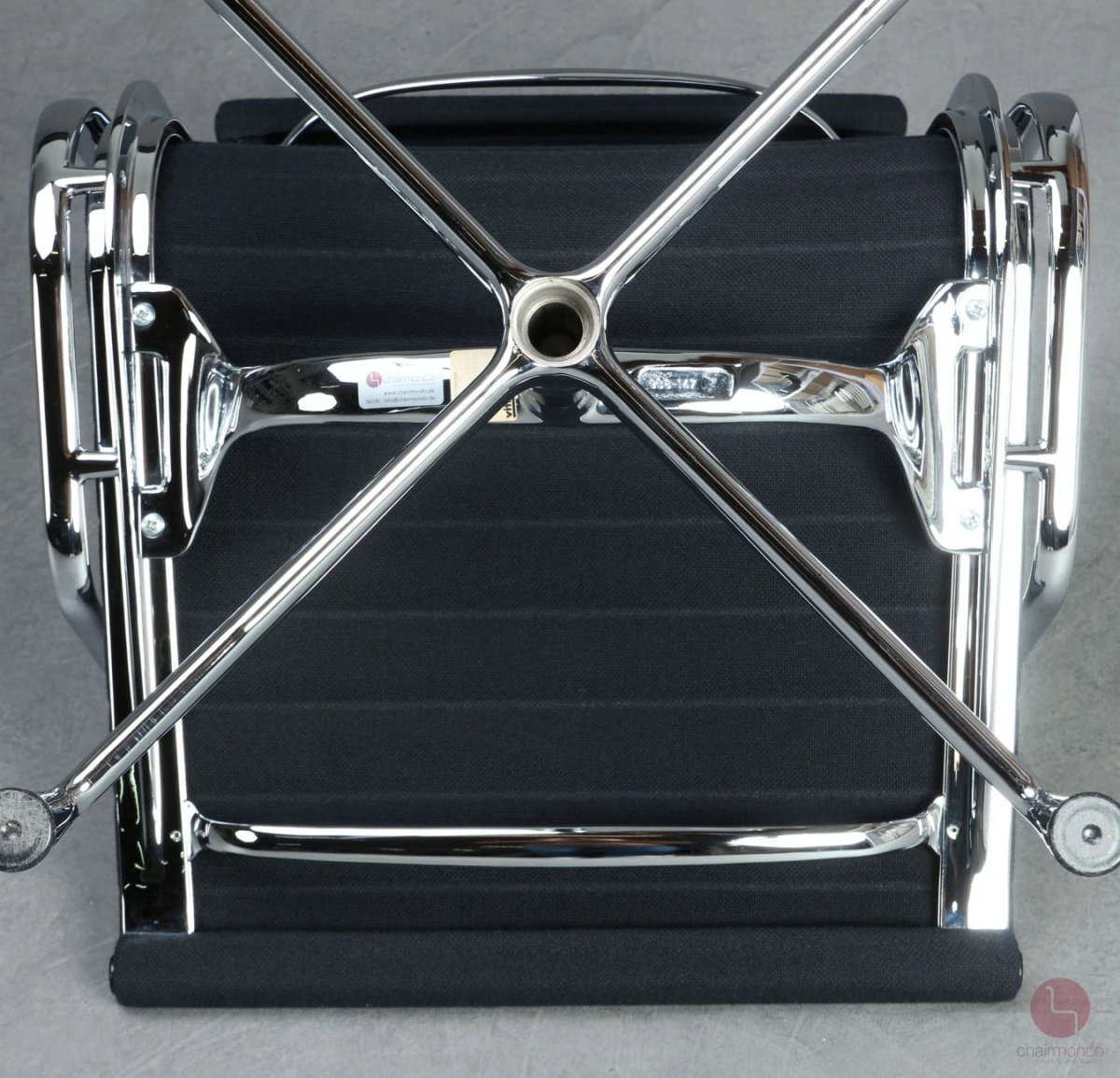 Vitra EA 107 Aluminium Chair verchromt Hopsak Schwarz gebraucht