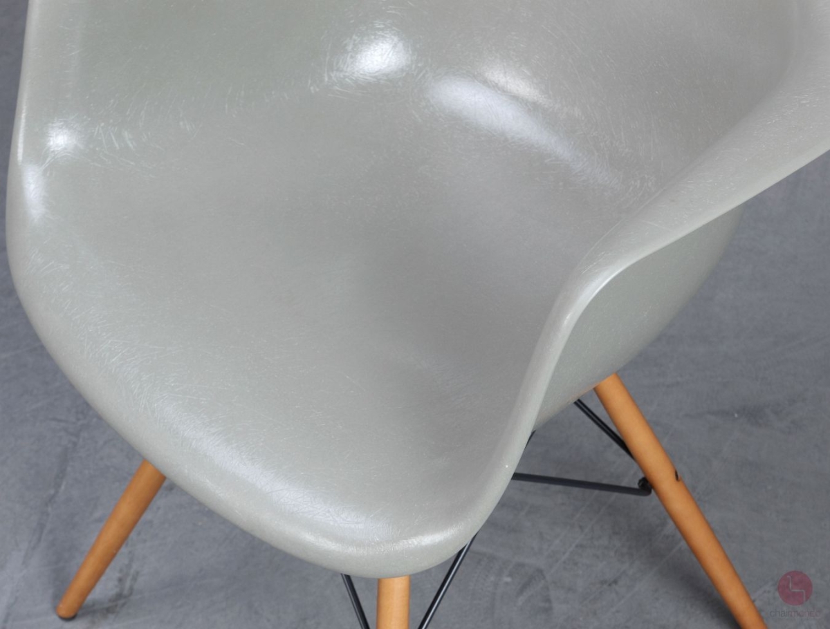 Vitra DAW Fiberglas Armchair in grau grün Raw Umber gebraucht