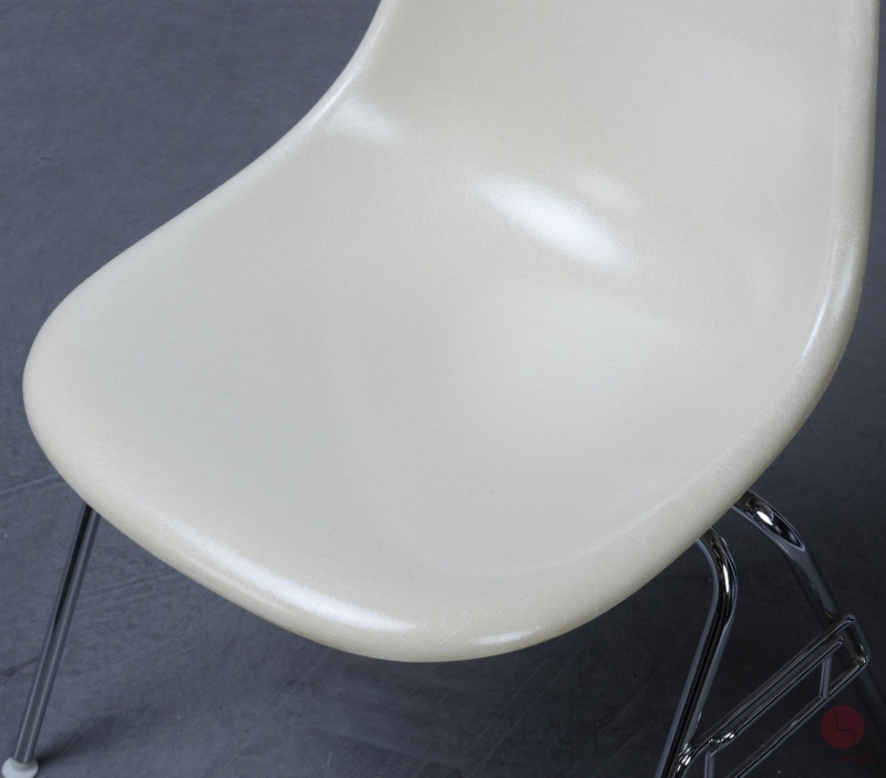 Preview: Vitra Eames Side Chair Beige Fiberglas DSS Stacking Base gebraucht
