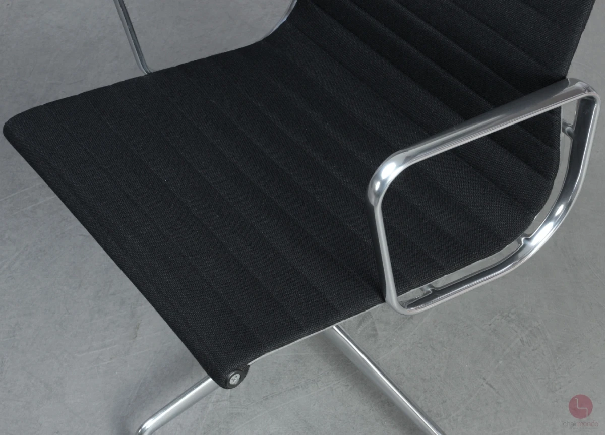 Vitra EA 108 Aluminium Chair Alu poliert Hopsak schwarz gebraucht
