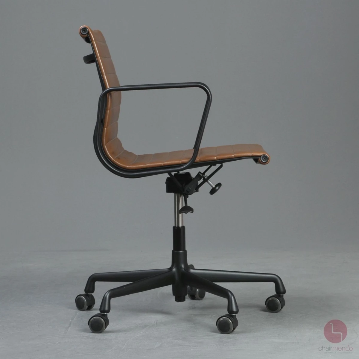 Vitra EA 117 Aluminium Chair mit braunem Leder Gestell Schwarz gebraucht