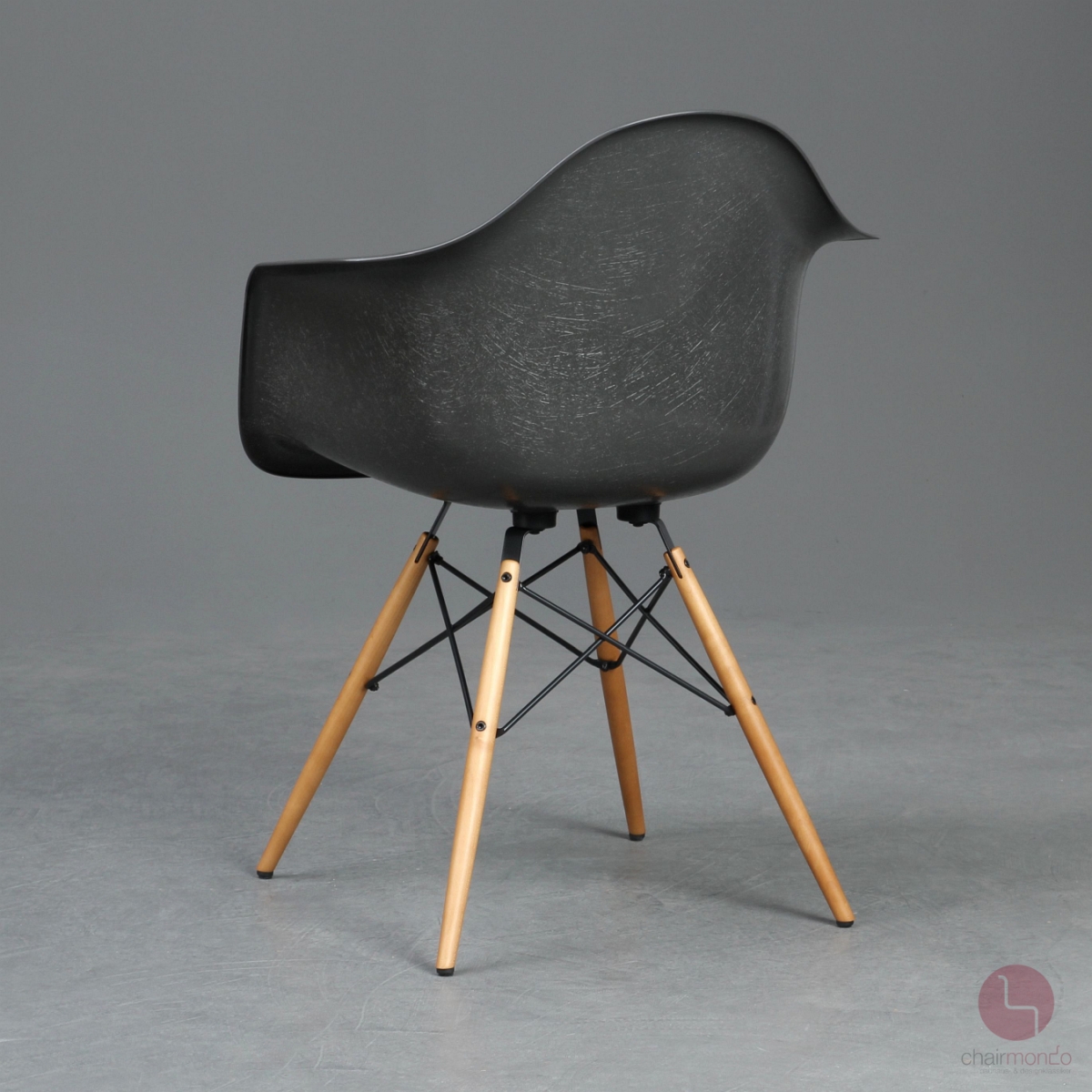Preview: Vitra DAW Fiberglas Armchair in Elephant Hide Grey mit Holzgestell gebraucht