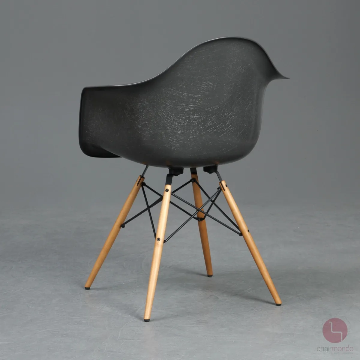 Vitra DAW Fiberglas Armchair in Elephant Hide Grey mit Holzgestell gebraucht