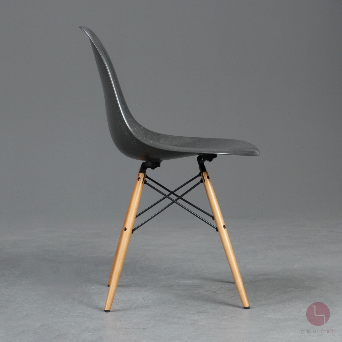 Preview: Vitra Fiberglas Side Chair in Elephant Grey mit Ahorn Gestell gebraucht