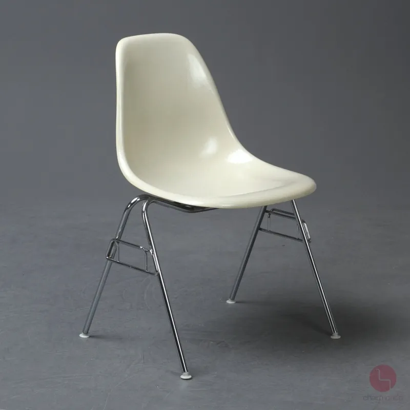 Vitra Eames Side Chair Beige Fiberglas DSS Stacking Base gebraucht
