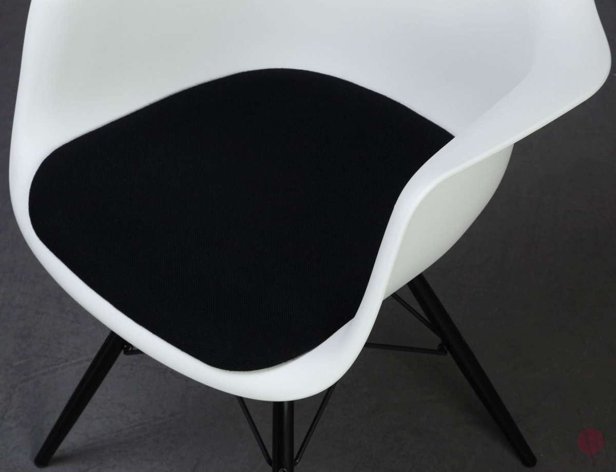 Preview: Vitra Eames Plastic Armchair in Weiß mit schwarzem Sitzpolster gebraucht