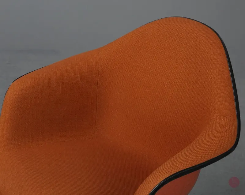 Vitra DAX Fiberglas Armchair Orange mit Eiffel Gestell gebraucht