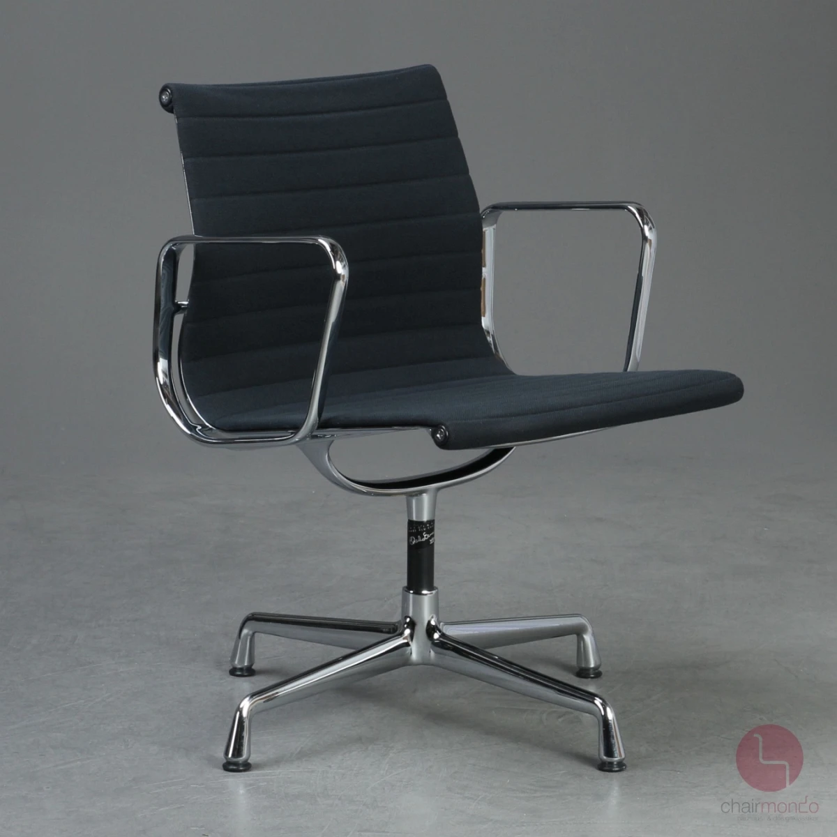 Vitra EA 108 Aluminium Chair mit schwarzem Hopsak Gestell verchromt gebraucht