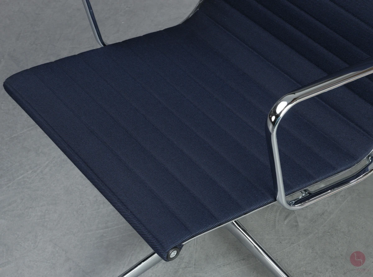 Alu Chair mit blauem Track Stoff verchromt
