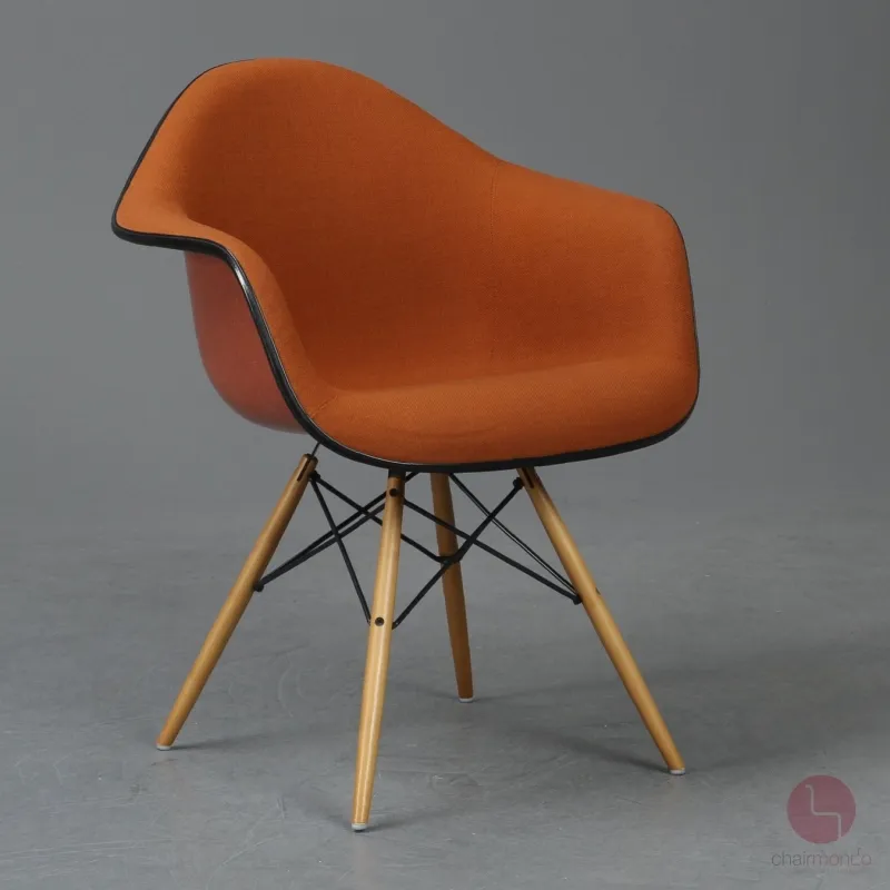 Vitra DAX Fiberglas Armchair Orange mit Eiffel Gestell gebraucht