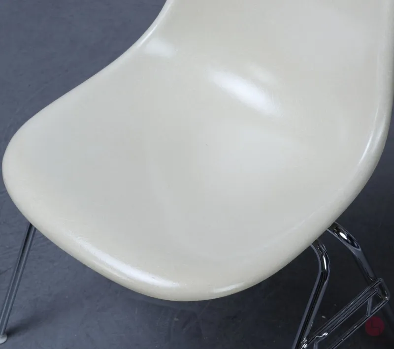 Vitra Eames Side Chair Beige Fiberglas DSS Stacking Base gebraucht