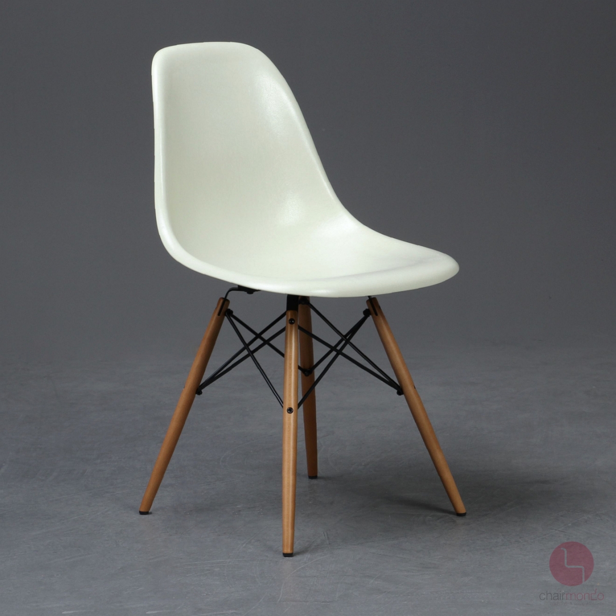 Vitra Fiberglas DSW Side Chair in Parchment beige mit Holz Gestell gebraucht