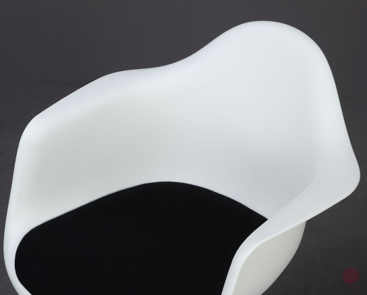 Preview: Vitra Eames Plastic Armchair in Weiß mit schwarzem Sitzpolster gebraucht