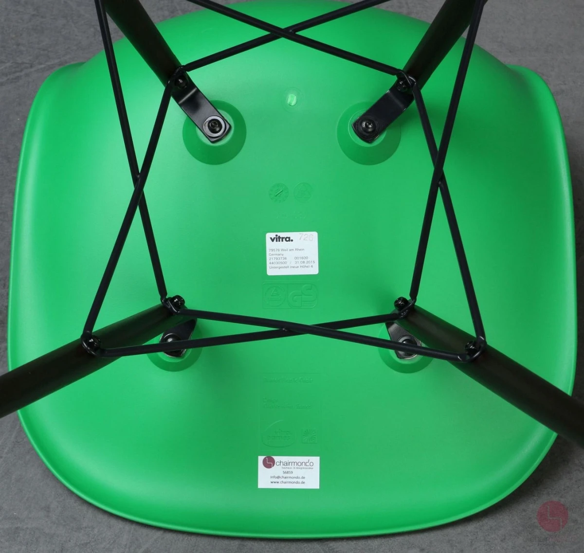 Vitra Side Chair DSW in Grün mit braunem Ahorn Gestell gebraucht