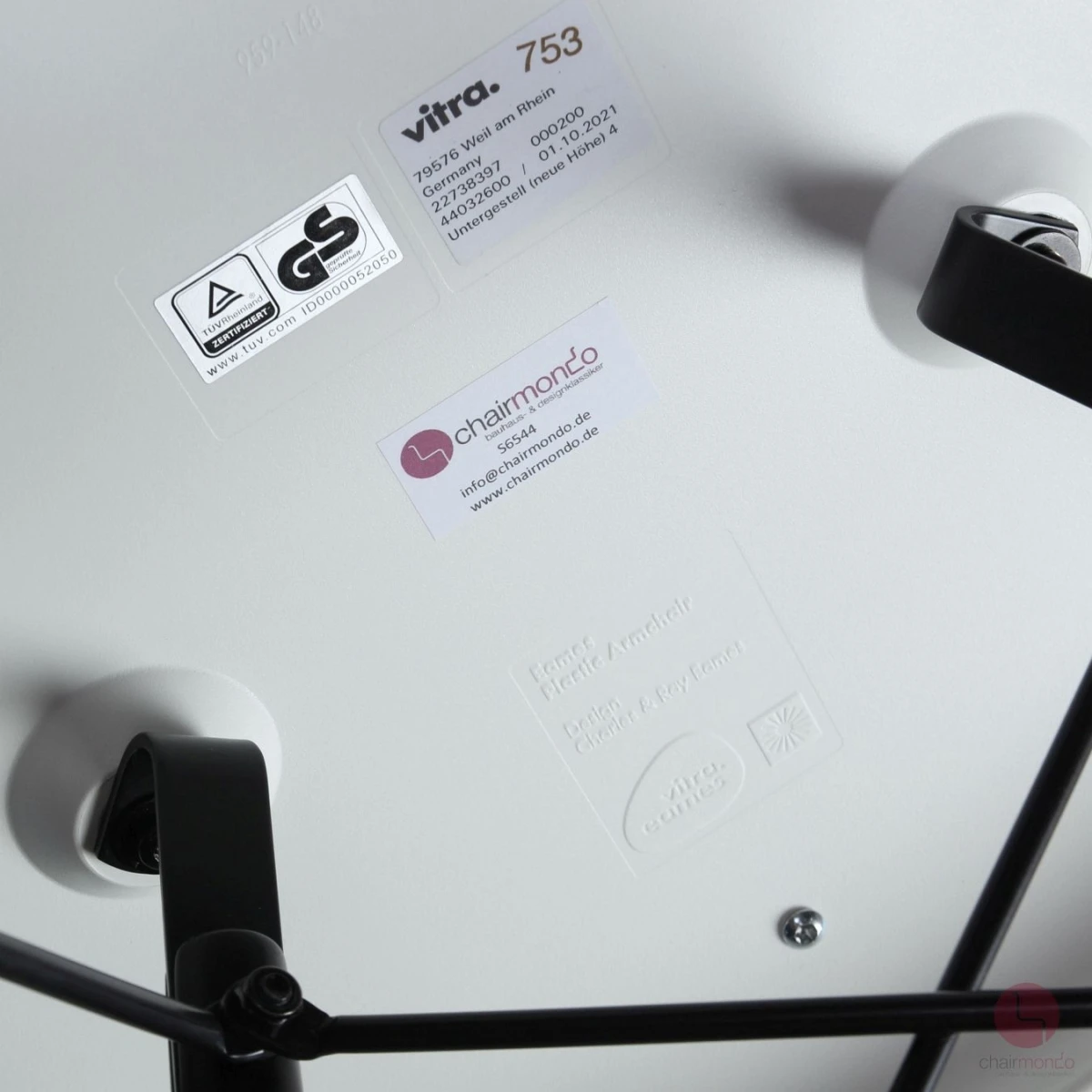 Vitra Eames Plastic Armchair in Weiß mit schwarzem Sitzpolster gebraucht