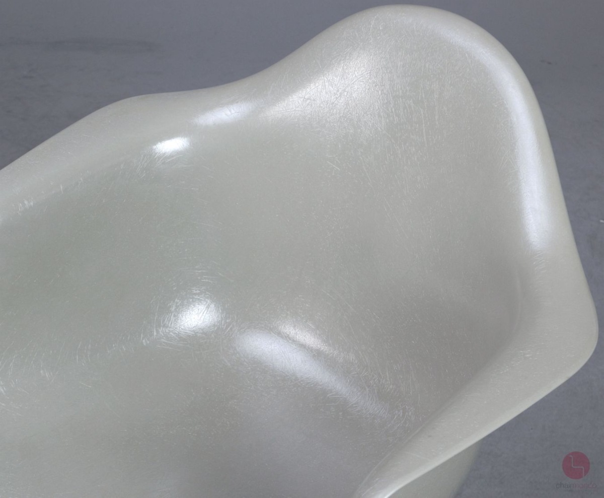 Vitra DAW Fiberglas Armchair in grau grün Raw Umber gebraucht