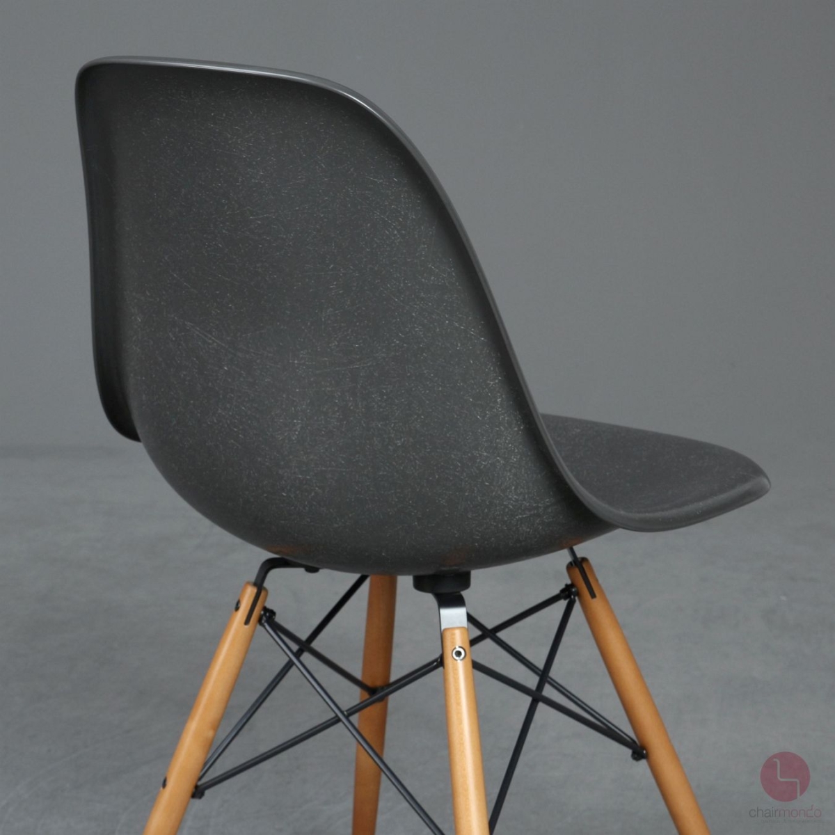 Vitra Fiberglas Side Chair in Elephant Grey mit Ahorn Gestell gebraucht