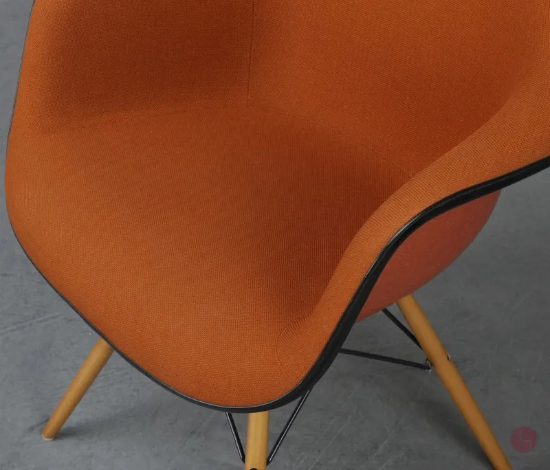 Vitra DAX Fiberglas Armchair Orange mit Eiffel Gestell gebraucht