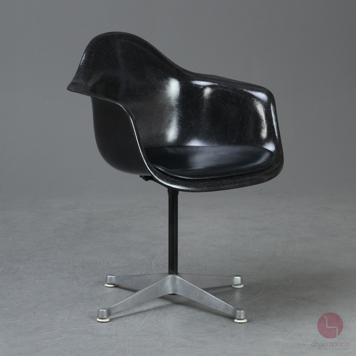 Herman Miller Eames Armchair mit schwarzer Fiberglas und Drehgestell gebraucht