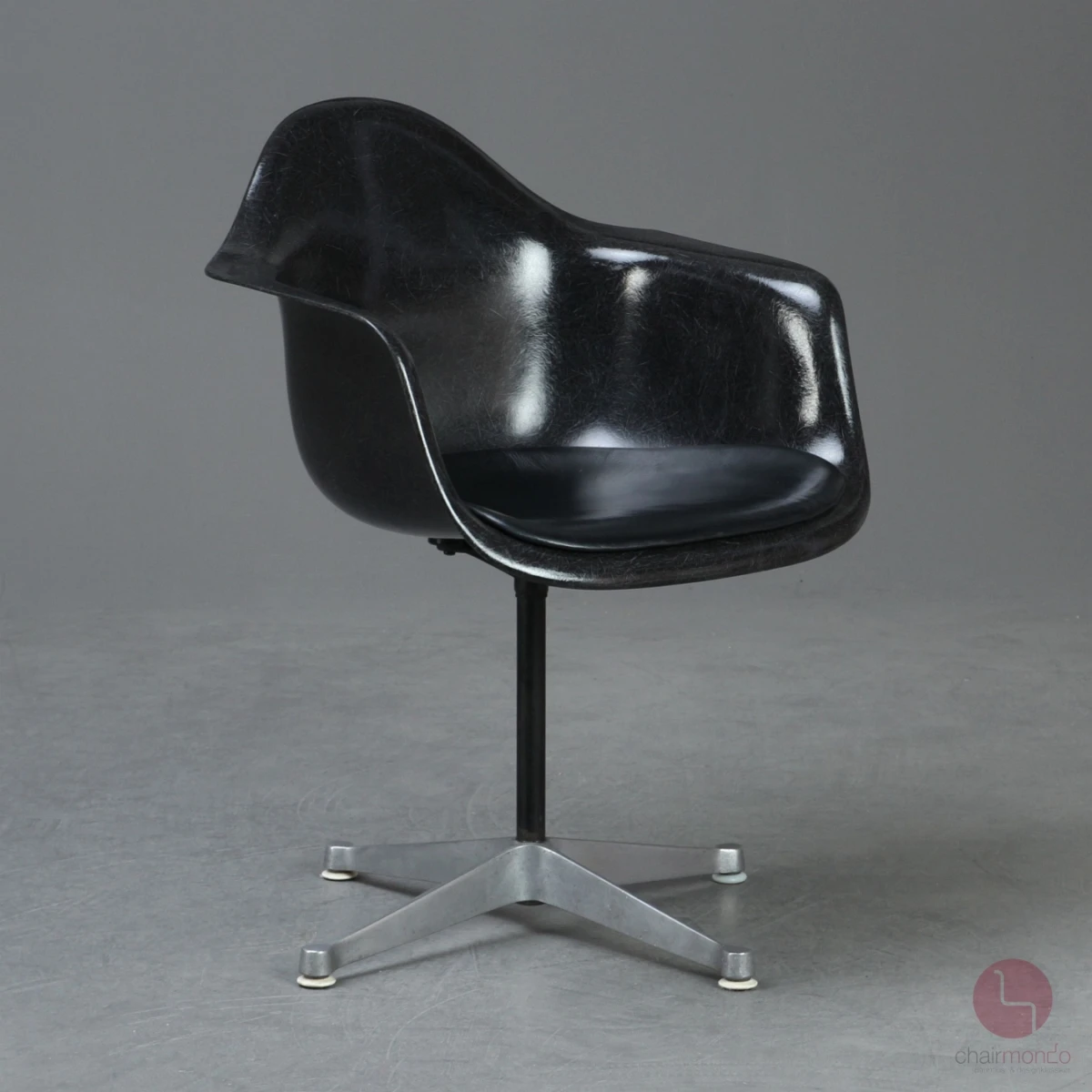 Herman Miller Eames Armchair mit schwarzer Fiberglas und Drehgestell gebraucht