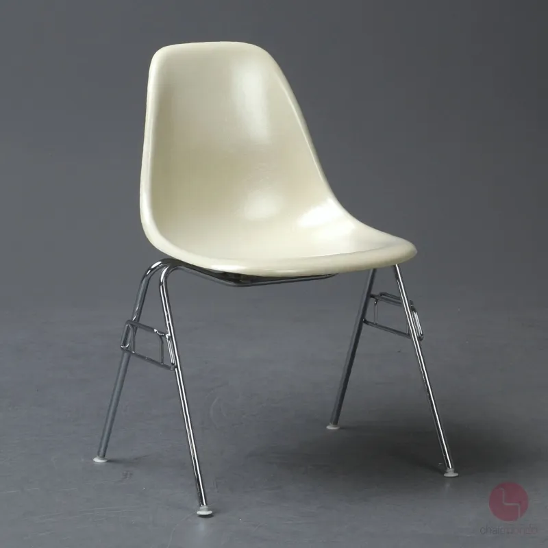 Vitra Eames Side Chair Beige Fiberglas DSS Stacking Base gebraucht