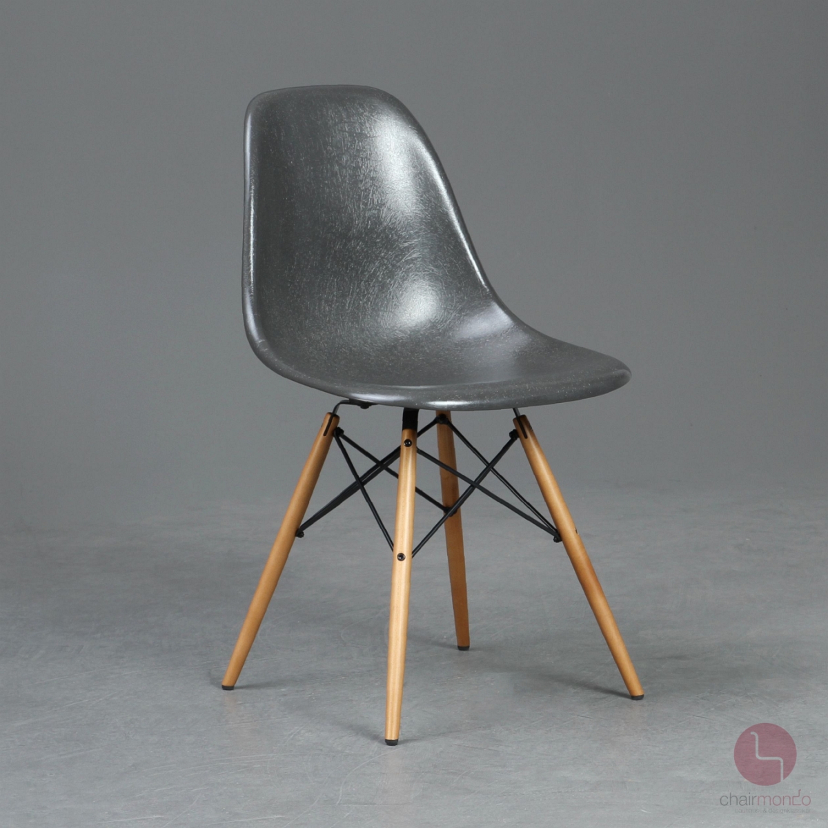 Vitra Fiberglas Side Chair in Elephant Grey mit Ahorn Gestell gebraucht
