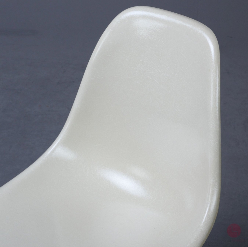 Preview: Vitra Eames Side Chair Beige Fiberglas DSS Stacking Base gebraucht