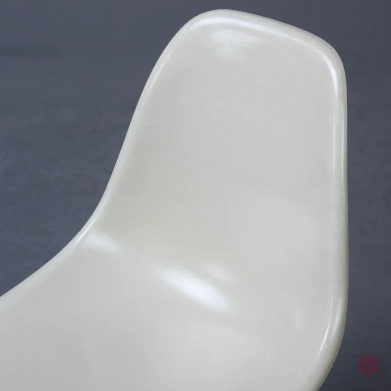 Vitra Eames Side Chair Beige Fiberglas DSS Stacking Base gebraucht