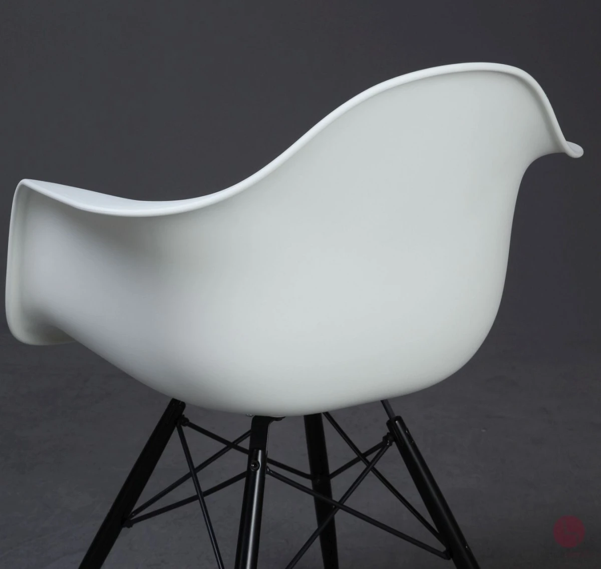 Vitra Eames Plastic Armchair in Weiß mit schwarzem Sitzpolster gebraucht