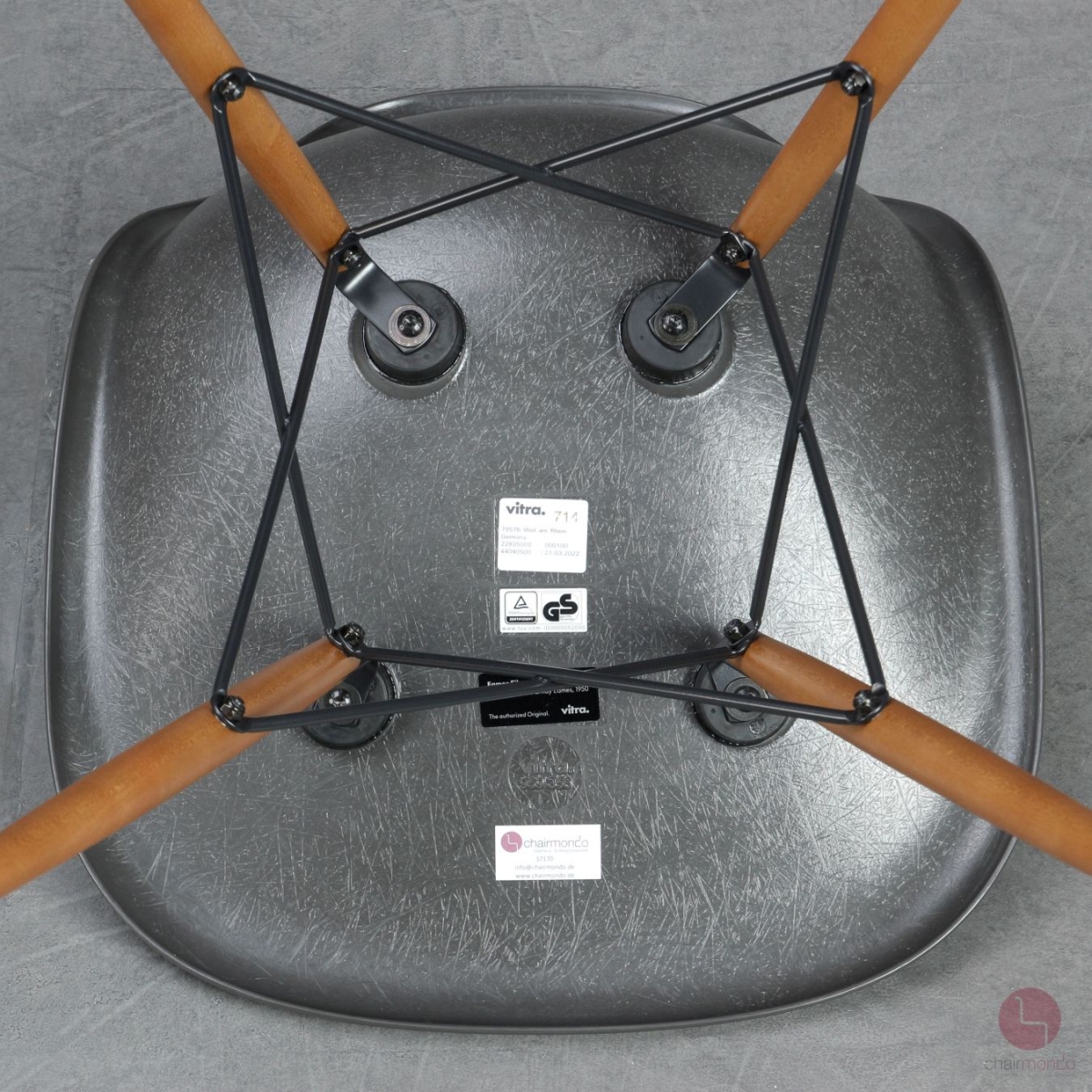 Vitra Fiberglas Side Chair in Elephant Grey mit Ahorn Gestell gebraucht