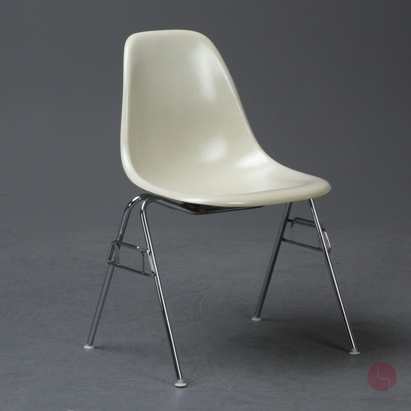 Preview: Vitra Eames Side Chair Beige Fiberglas DSS Hermann Miller Stacking Base gebraucht