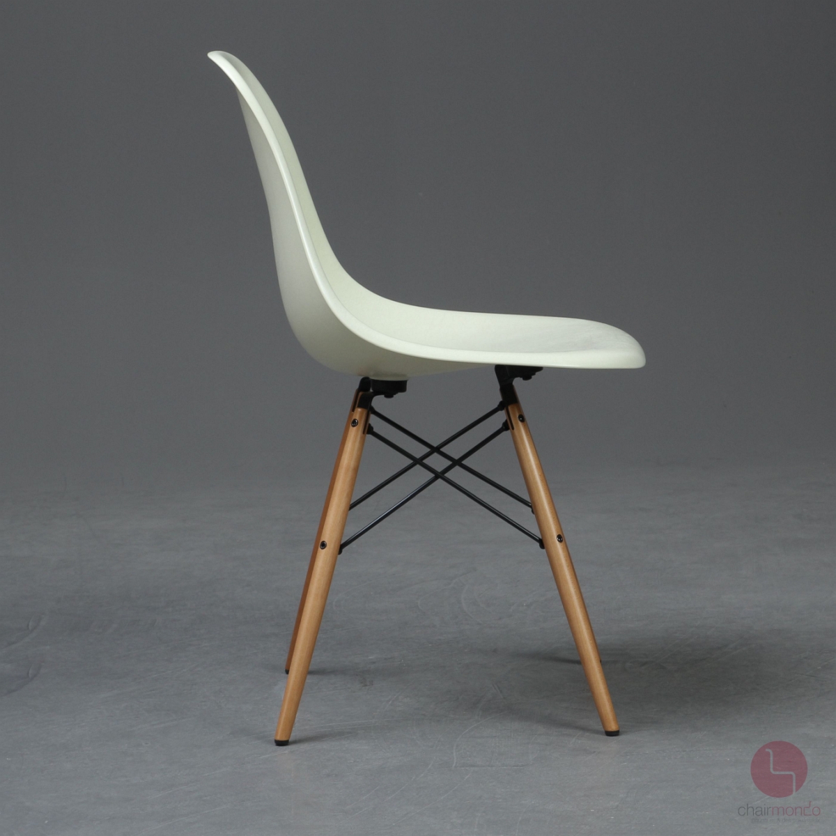 Preview: Vitra Fiberglas DSW Side Chair in Parchment beige mit Holz Gestell gebraucht