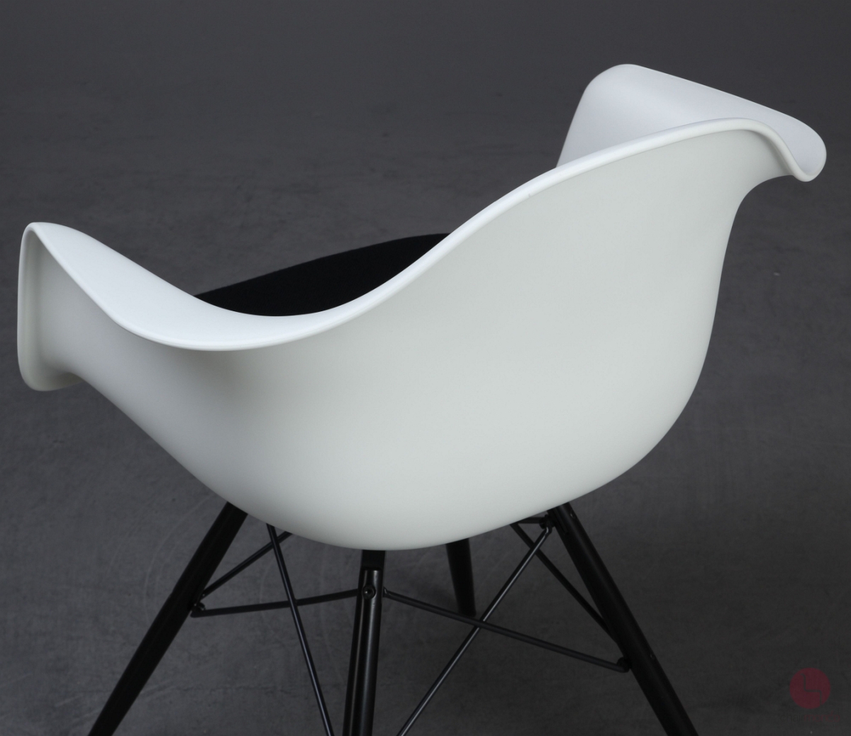 Preview: Vitra Eames Plastic Armchair in Weiß mit schwarzem Sitzpolster gebraucht