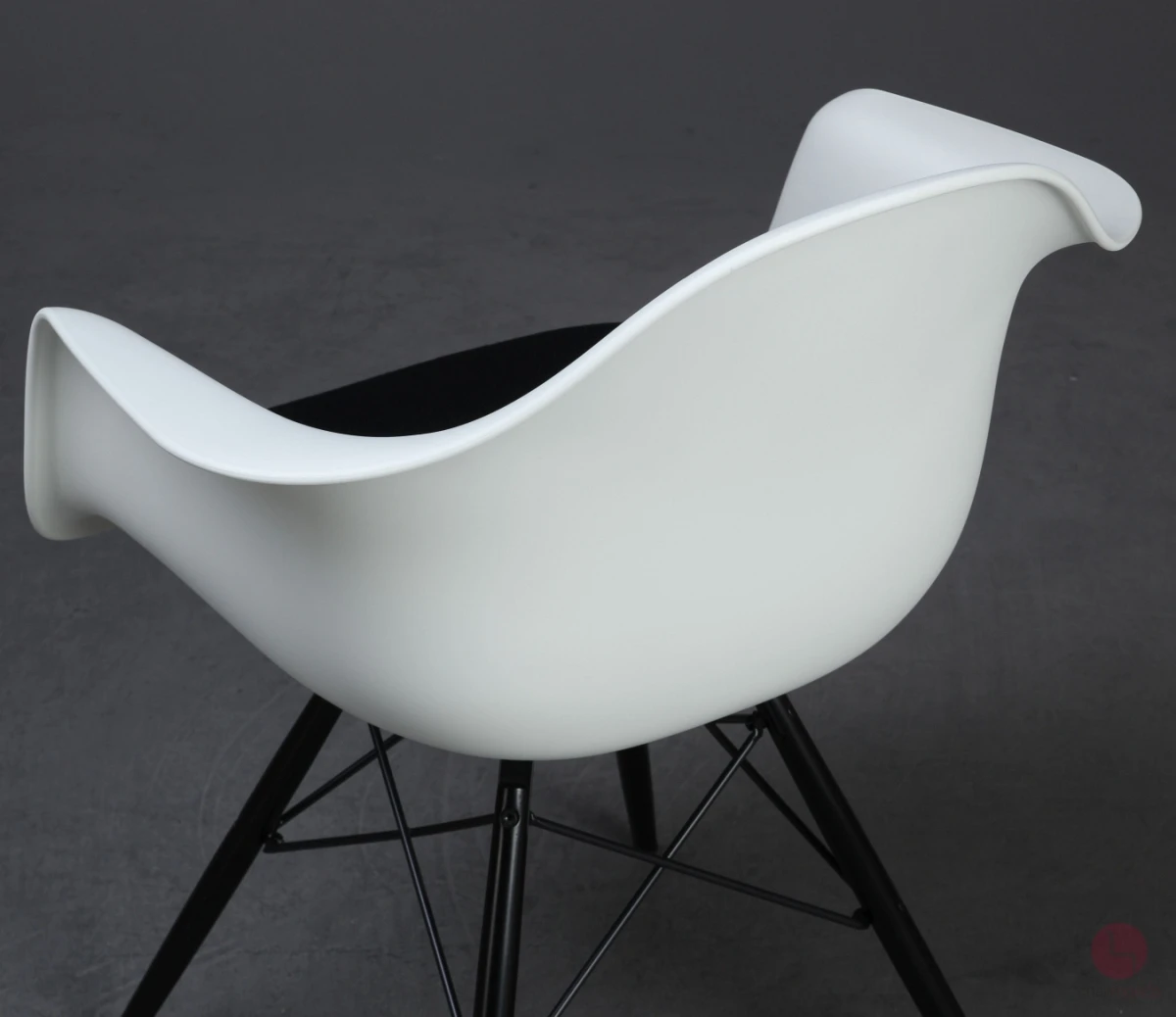 Vitra Eames Plastic Armchair in Weiß mit schwarzem Sitzpolster gebraucht