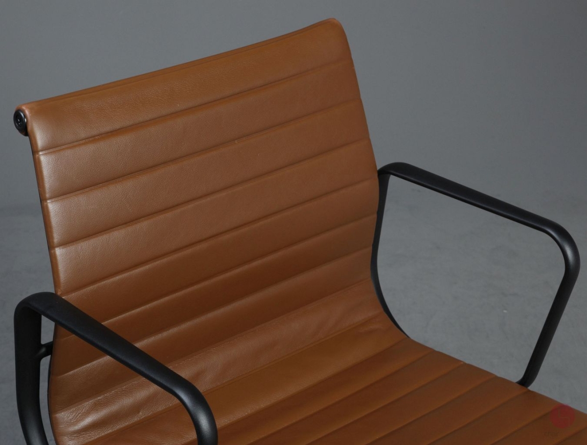 Preview: Vitra EA 117 Aluminium Chair mit braunem Leder Gestell Schwarz gebraucht