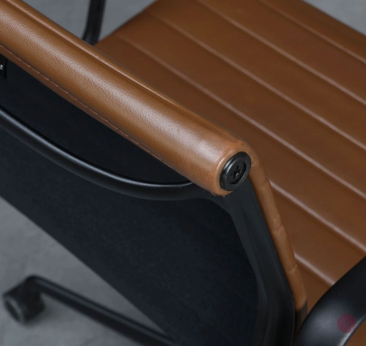 Vitra EA 117 Aluminium Chair mit braunem Leder Gestell Schwarz gebraucht