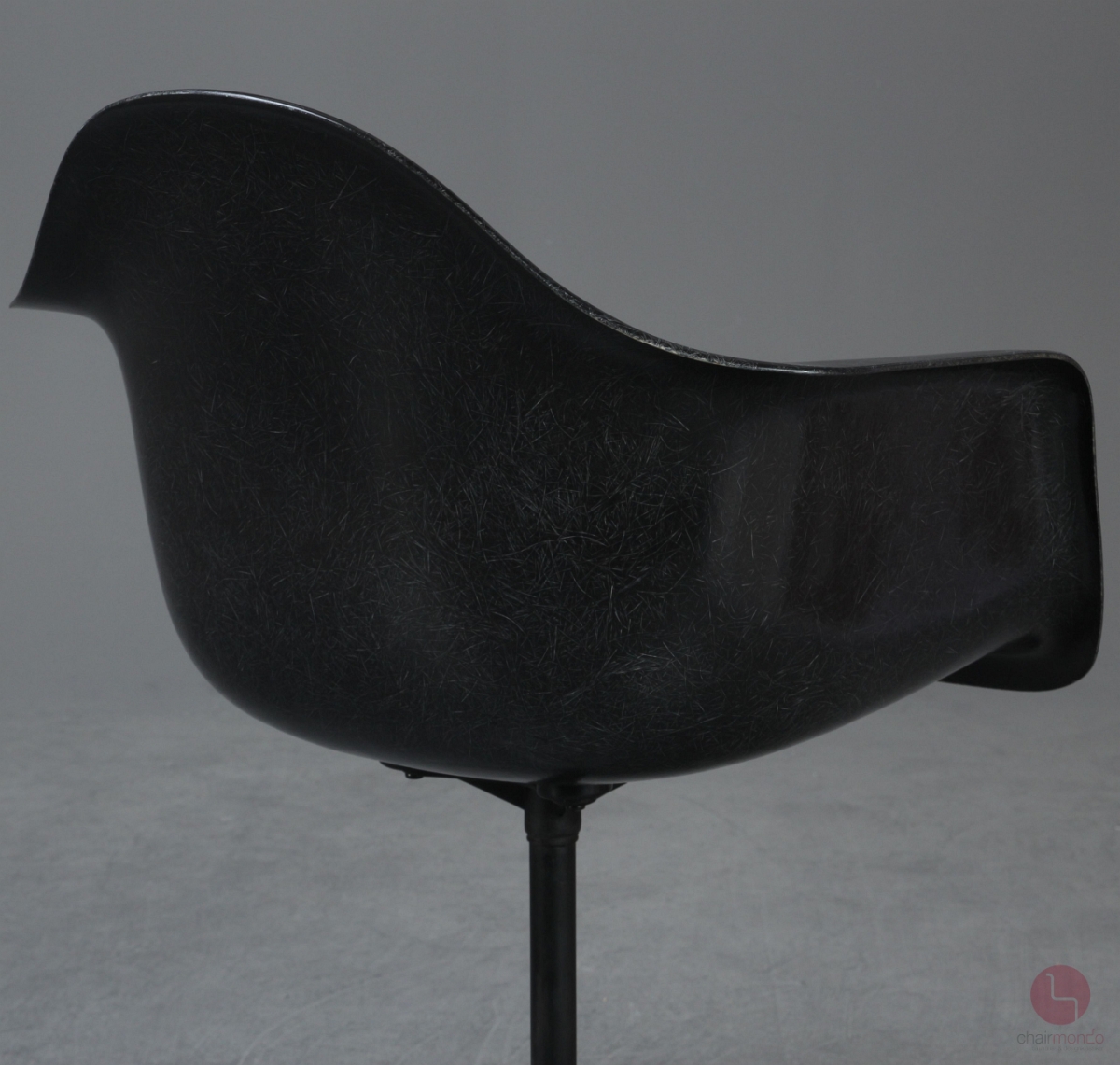 Herman Miller Eames Armchair mit schwarzer Fiberglas und Drehgestell gebraucht