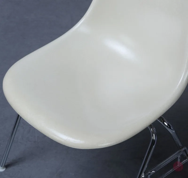 Vitra Eames Side Chair Beige Fiberglas DSS Stacking Base gebraucht