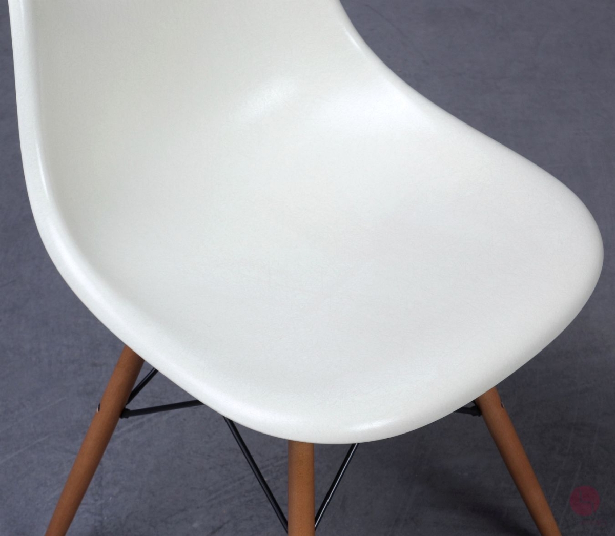Vitra Fiberglas DSW Side Chair in Parchment beige mit Holz Gestell gebraucht