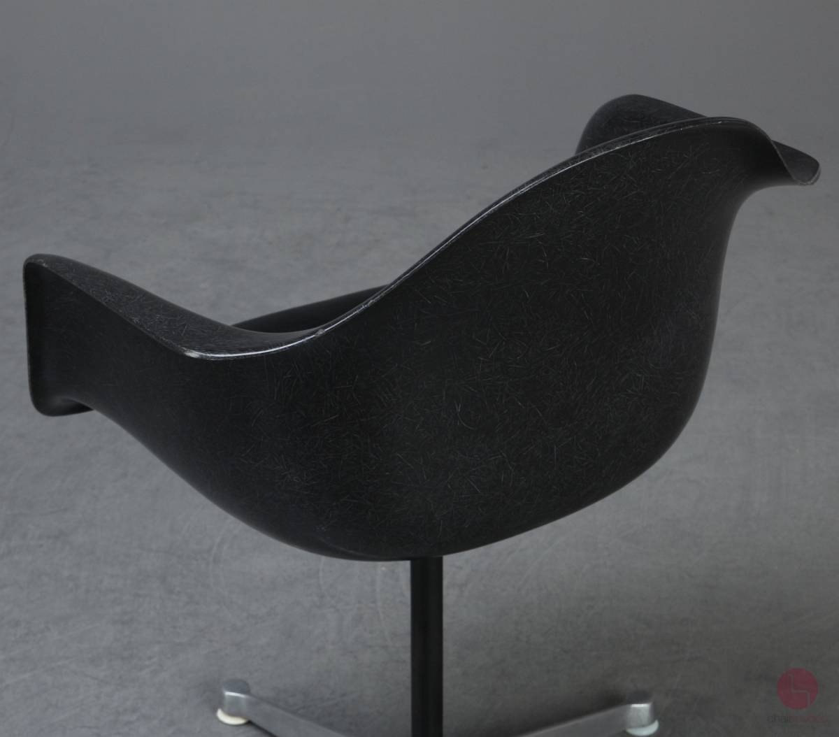 Herman Miller Eames Armchair mit schwarzer Fiberglas und Drehgestell gebraucht