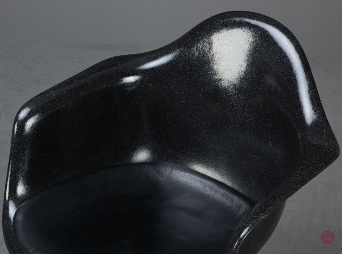 Herman Miller Eames Armchair mit schwarzer Fiberglas und Drehgestell gebraucht