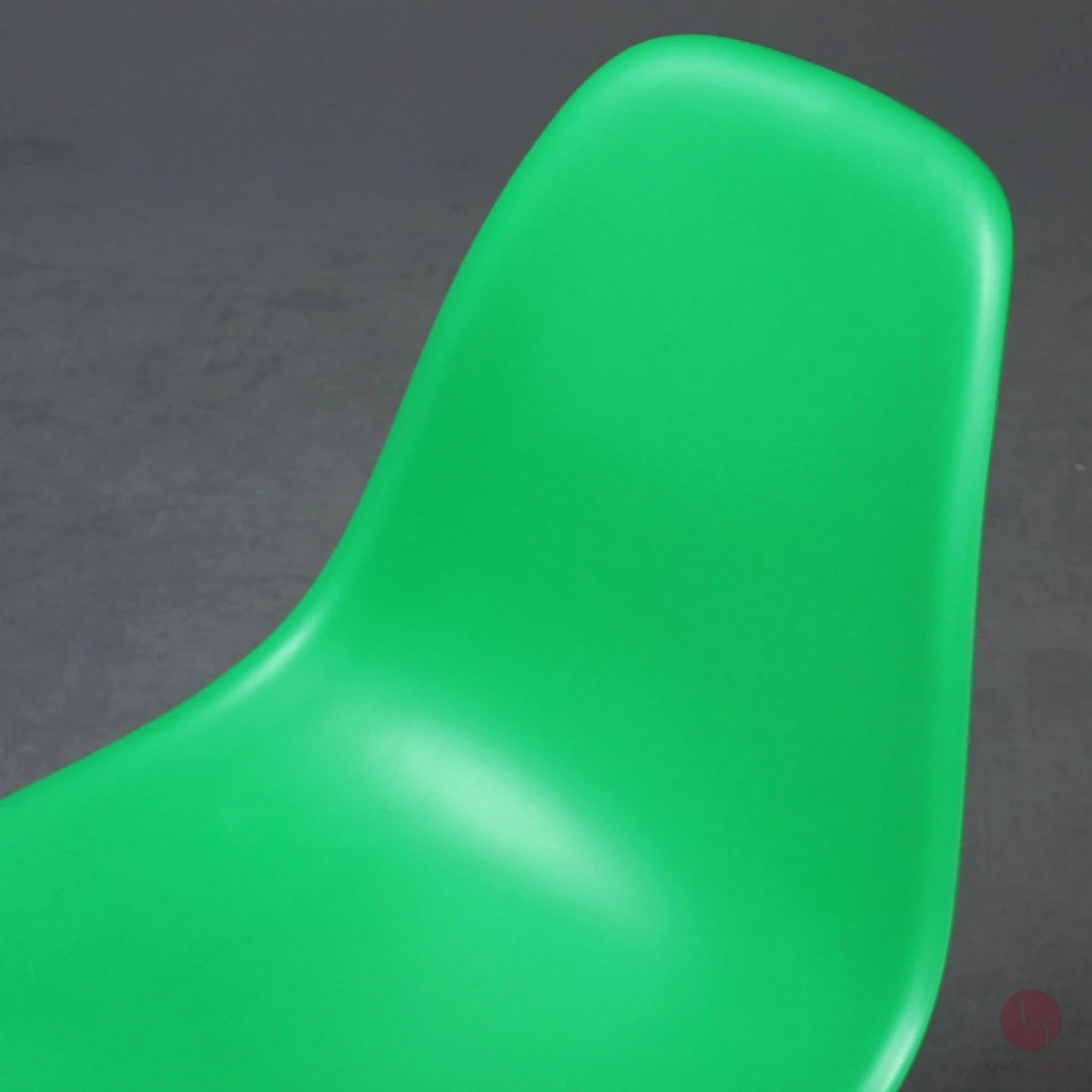 Vitra Side Chair DSW in Grün mit braunem Ahorn Gestell gebraucht