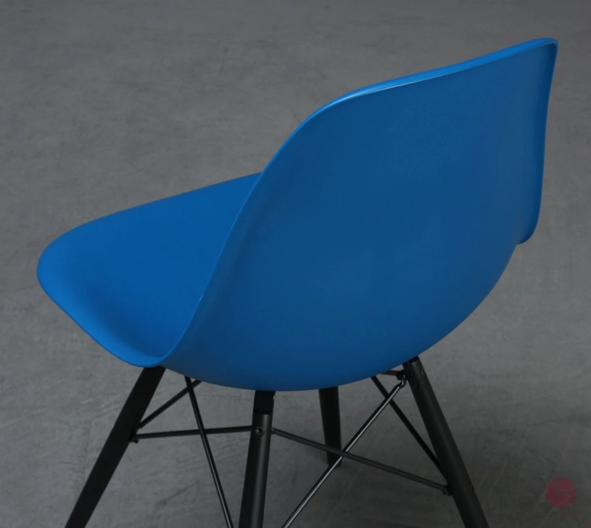 Vitra Side Chair DSW in Blau mit schwarzem Ahorn Gestell gebraucht