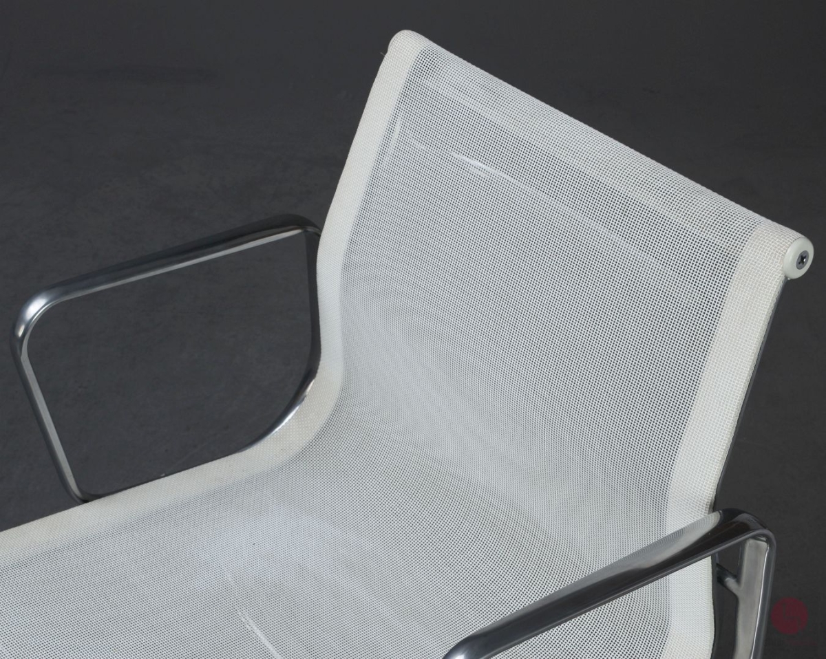 Preview: Vitra EA 108 Aluminium Chair mit weißem Netz gebraucht