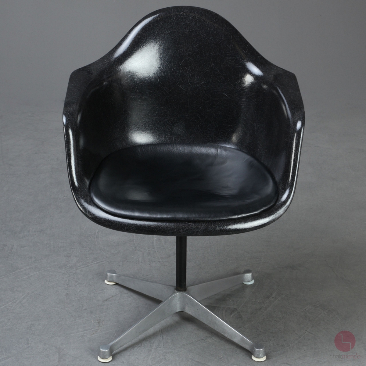 Herman Miller Eames Armchair mit schwarzer Fiberglas und Drehgestell gebraucht